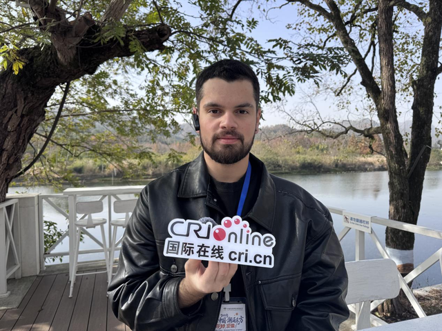 【2025打卡中国】多国网红博主在白墙黛瓦中寻觅生活的“小美好”