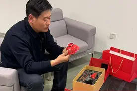 春晚观众席上的“龙兽医” 一年要掏3000次牛屁股：治愈动物，也治愈自己｜看见正能量图片