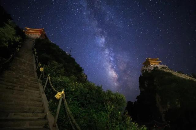 秋日雨后赴山间，为的就是这组云海大片