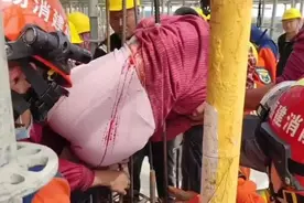 揪心！工人不慎高坠，被钢筋贯穿身体……图片