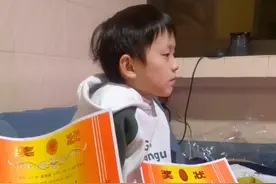 小学生坐奖状堆里淡定看电视，爸爸欲言又止，网友调侃图片