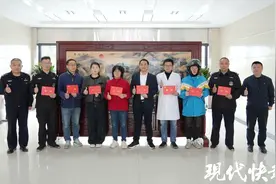 历时10多天，这群抬车救人的好市民终于找到了图片