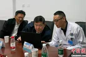 医学专家为藏族同胞实施手术治疗肝包虫病图片