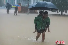 马来西亚水灾致10余万民众疏散，华侨华人述当地生活→图片