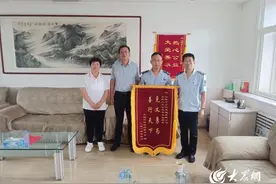 有淄有爱 | 淄博公交司机救火不留名，村委辗转寻人送来锦旗图片