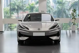 国产版“帕拉梅拉”，车长5180mm，配空气悬挂 四驱，3.6秒破百图片