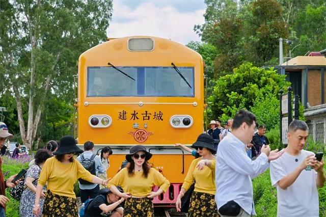 《冷资源如何撑起“热生意”？》 央视聚焦红河建水旅居