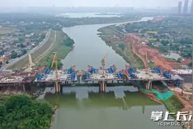 长沙金安大道项目捞刀河大桥连续梁边跨顺利合龙图片