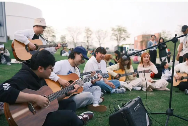 烟花 航模 文创集市……英德青年草地音乐节来袭！