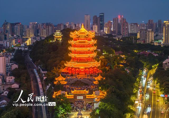 湖北武汉：黄鹤楼人气旺