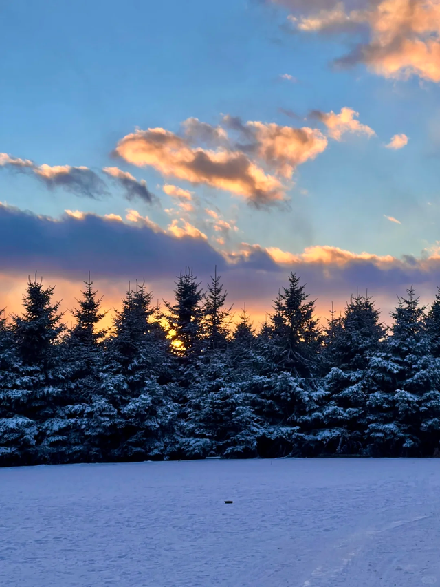 雪岭暮色，一场粉蓝交织的天际幻梦
