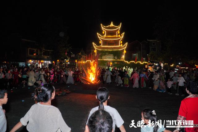 游客“一秒穿越大明”  锦屏隆里古城焕新迎客