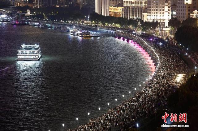 国庆假期 游客在上海外滩欣赏黄浦江两岸美景