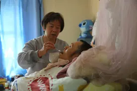 最美妈妈｜曲靖“高跟鞋”母亲自制康复器，5年坚持背瘫痪儿练“走路”图片