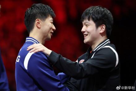 比赛结束后马龙和樊振东拥抱致意
