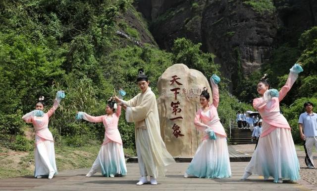 一脚踢出神仙舞！龙虎山限定「白+黑」仙侠奇旅，竹筏观演、赣超联票福利全放送！