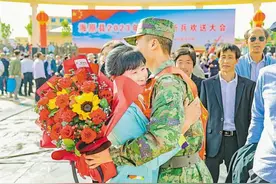 海原县84名新兵踏上军旅征程图片