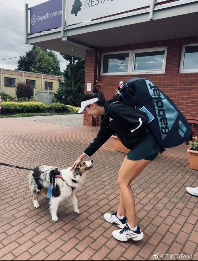 ????????王欣瑜晒日常照：一些网球 一些狗狗 我的这一周 ​​​