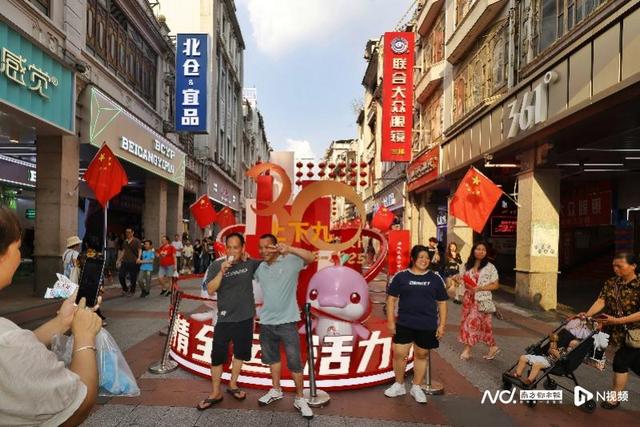 国庆长假首日，广州阳光明媚，城市打卡点人头攒动