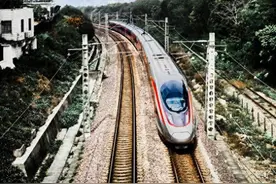 拍飞机！红砖古厝和“钢铁巨鸟”同框图片