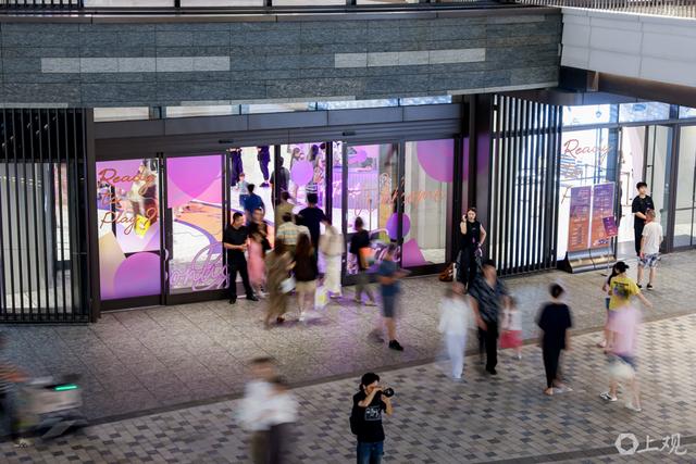 场面｜音乐、展览与迪士尼同场共振，申城商圈开启“不眠模式”