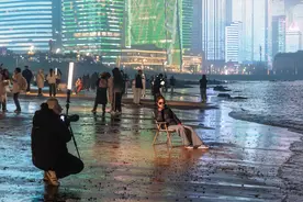 瞧，青岛夜晚这片海滨变露天影棚，摄影师扎堆图片