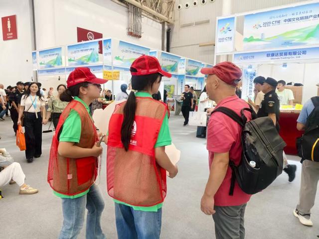 武汉“红马甲”注入青春能量，中国文旅博览会“因你而美”