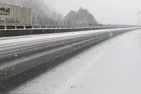 重要提示！因冰雪封道，雅西高速拖乌山段现已双向管控图片