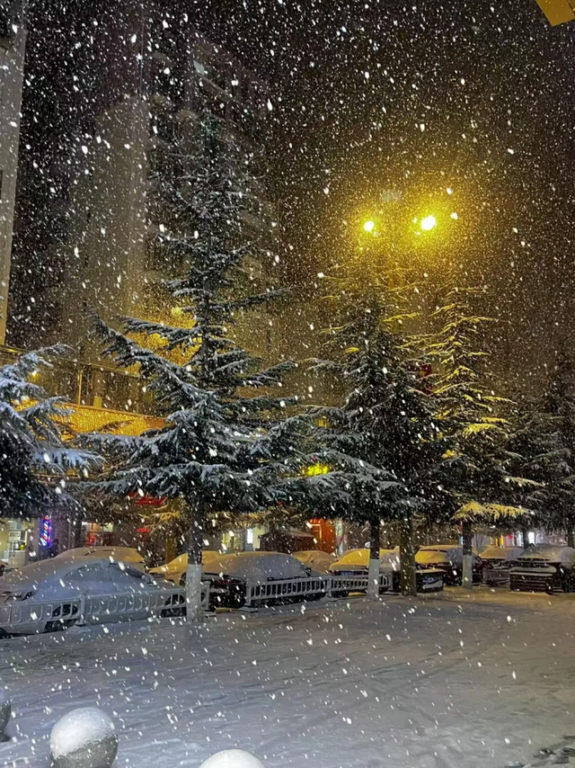 来这个小城看雪泡温泉，美哭了！