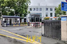 李晟医生遗体告别仪式举行，上千民众冒雨参加，患者家属含泪送行：20年前的恩情难忘图片