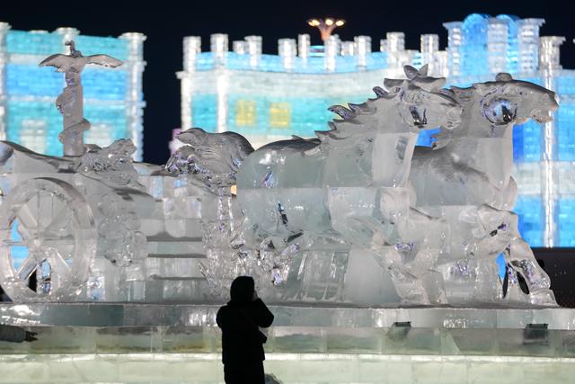 璀璨冰雕闪耀哈尔滨冰雪大世界