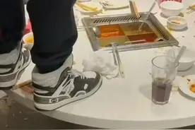 就两男子火锅小便事件，海底捞道歉：事先不知情，将赔偿顾客图片