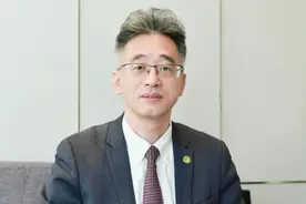 这届年轻人为什么年纪轻轻就“秃”了？青少年斑秃不重视影响一辈子！图片