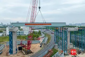 江阴靖江长江隧道北接线工程 跨京沪高速靖江互通首吊成功图片