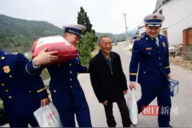 一声“爸妈”，一生爸妈！湖北消防员35年接力替牺牲烈士尽孝图片