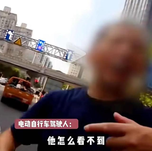 男子闯红灯被撞后怒吼被交警教育