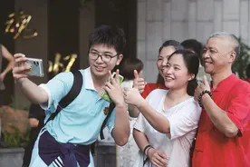 2025年高考落下帷幕  休息逛街考驾照 考生秒变轻松模式图片