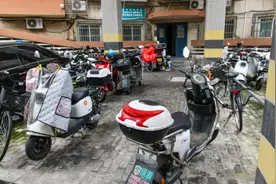 城市观察 | 挡道的电动自行车挪起来太费劲儿图片