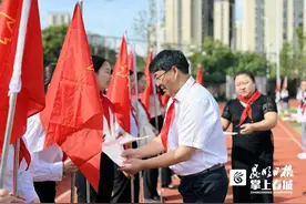 红云小学168名小学生戴上了红领巾图片