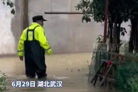 暴雨积水致村民被困，武汉黄陂公安民警紧急救援图片