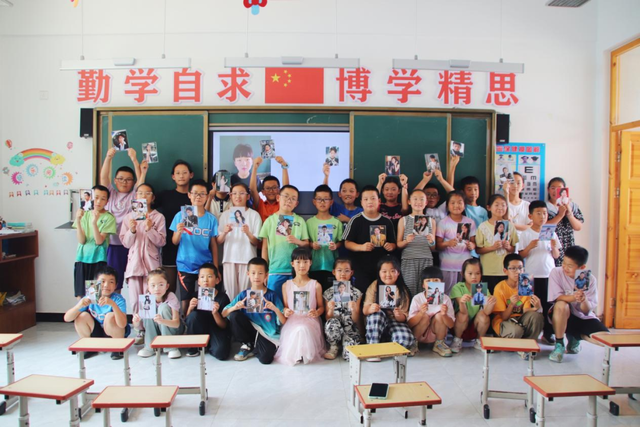 陕西榆阳区鱼河峁镇岔上村：AI照片点亮童梦 科技志愿情暖乡村