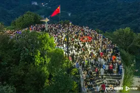 云端追光！凌晨的白云山被挤爆了，广州人为了看日出有多拼？图片