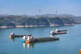 湖北宜昌：长江流域水清岸绿 船舶往来有序图片