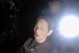 83岁老人失联12小时，民警在废墟中找到她图片