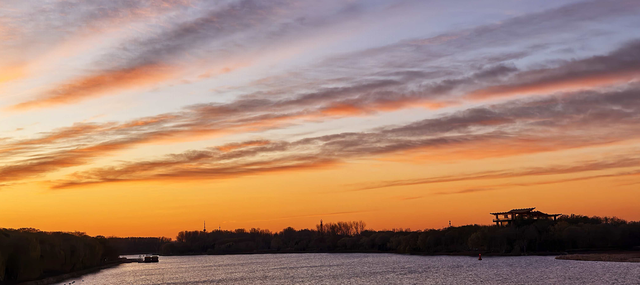 朝色漫染，天空披彩	，北京的晨光太治愈了！