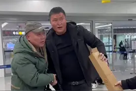 火海中拽出200多斤重壮汉！两年后 辽宁小伙跨越1400公里来青跪谢恩人图片