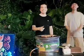 潮评丨哲学系硕博生卖烤肠，诠释“路灯也可照窗台”图片