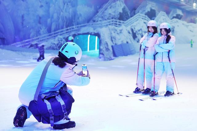机器人递雪鞋、“极光”下看飘雪，武汉冰雪中心开业一年迎40万人次