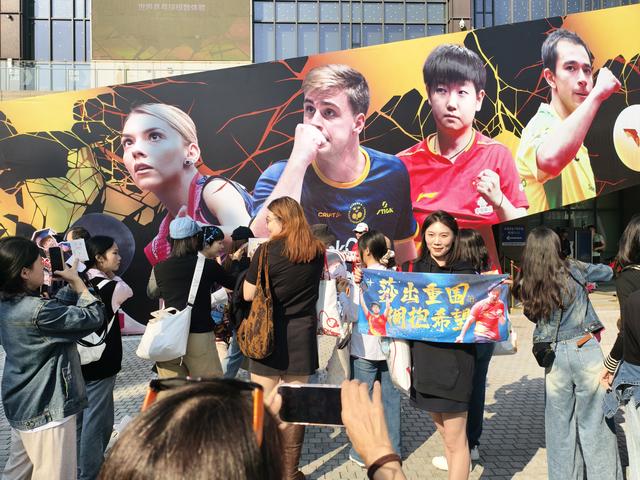 大批球迷来到WTT球场观赛助威