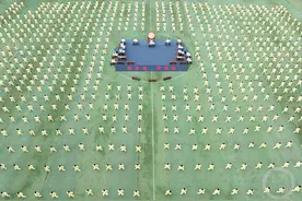 螃蟹走路、“南水北调”……一场别开生面的师生运动会图片